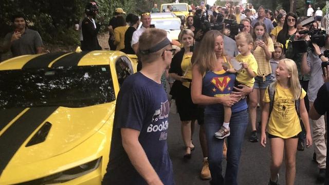 美国网友给4岁患癌男孩凑礼物：街上停满他最爱的“大黄蜂”