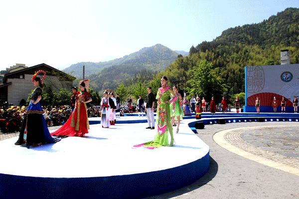 超百图再现2018年服装圈内那三十道靓丽风景……