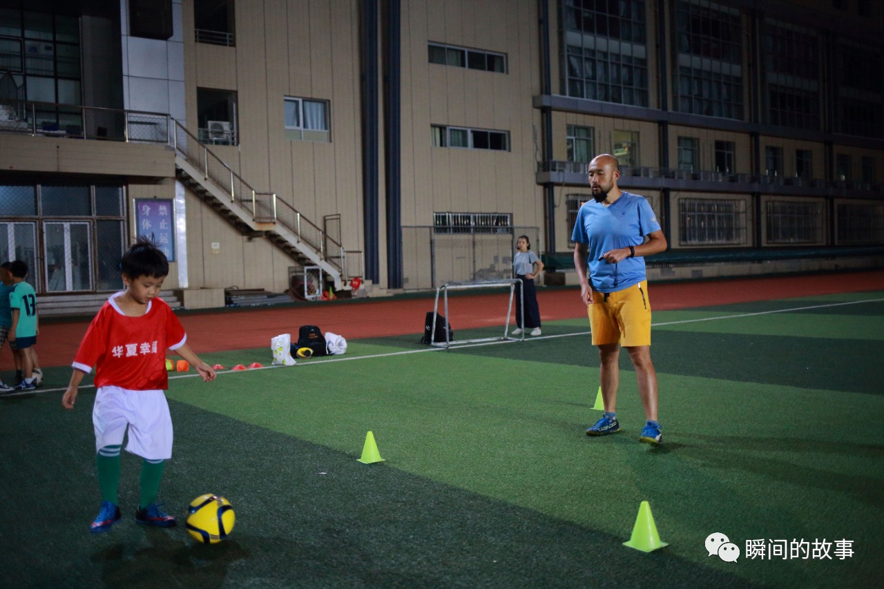 少年足球训练光脚日常,小学生夜晚足球训练