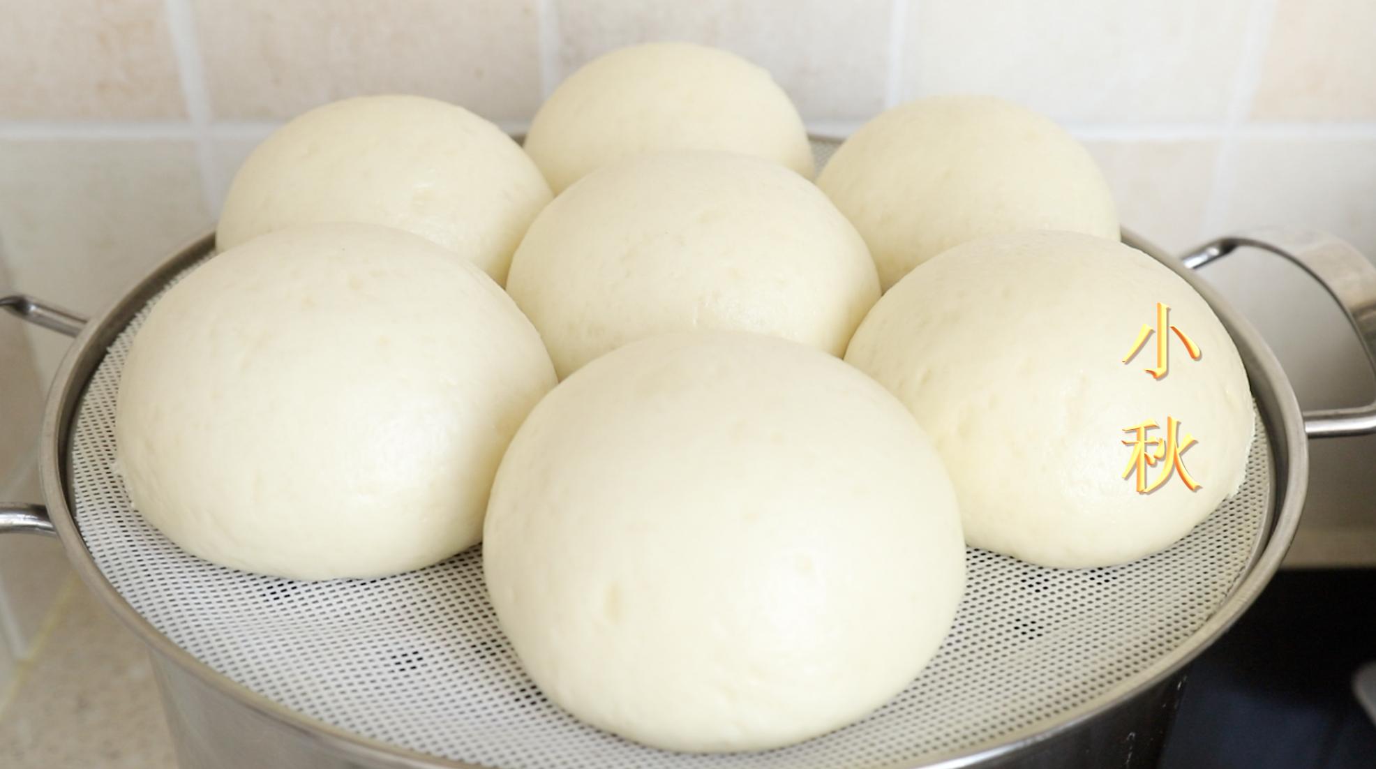 用开水烫面做馒头,是老一辈蒸馒头的方法,不发面个个暄软回甘