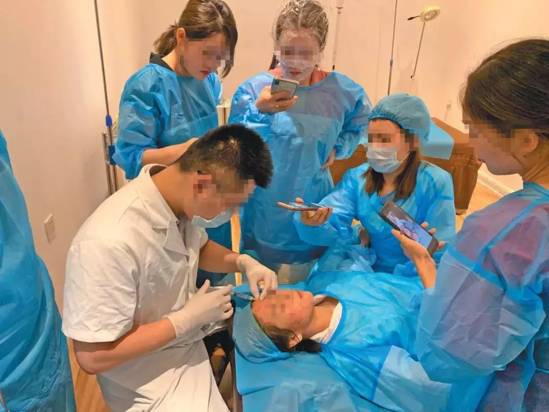 男记者*底卧**微整形速成班:学员互相注射抽血学习一周速成,“哪个(药)便宜用哪个”