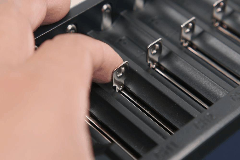 要痛痛快快地玩，就得配上这个8槽充电器才行