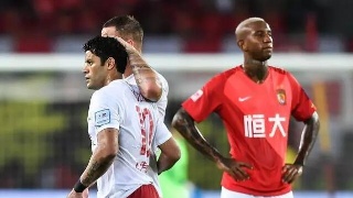 上港佩雷拉掩面哭泣,上港乘风破浪佩雷拉