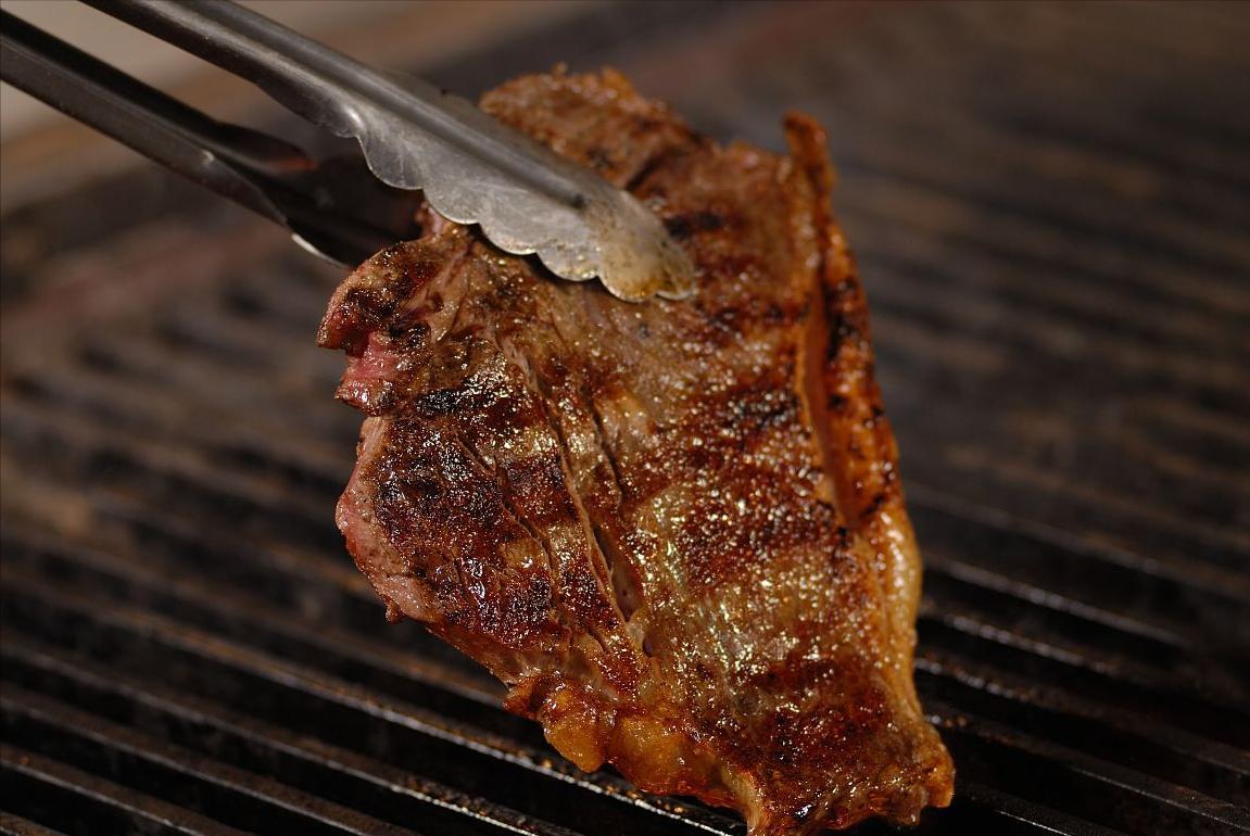 西餐厅给一杯柠檬水是干嘛的,吃西餐为什么上一杯白开水