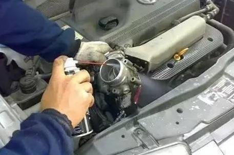 汽车越开越没劲?老司机:多半是这个零件的毛病,自己清理就搞定