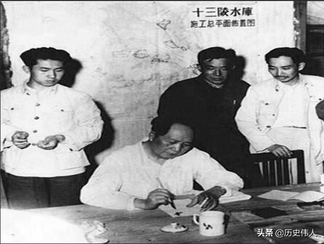 修建十三陵水库时，周恩来参加义务劳动：我作为总理就该多拉几车