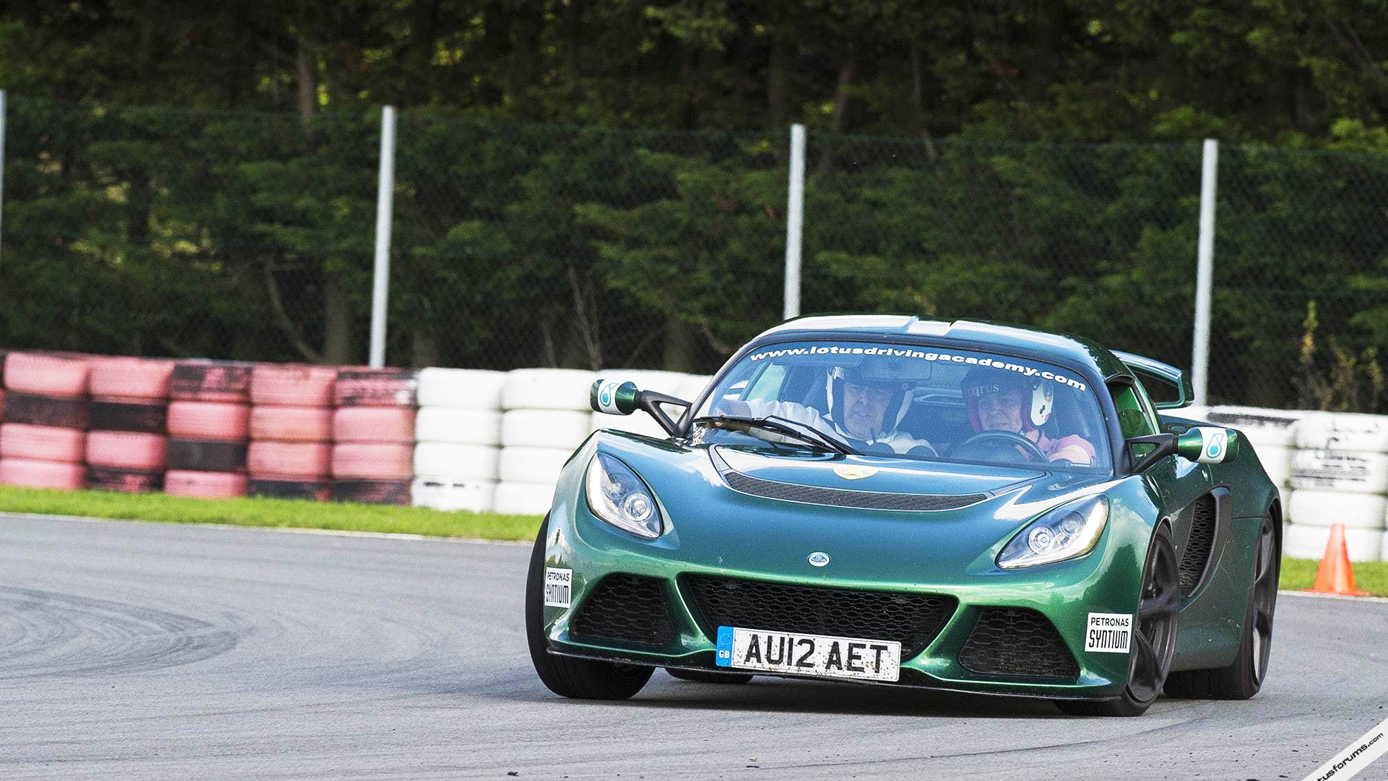 好车为什么跑起来不飘,好车为什么都宽