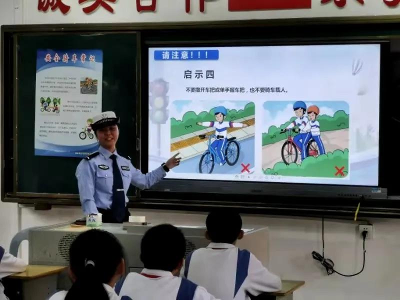 警花带你学交规哪4个时间要记住,警花带你学交规上学请走斑马线