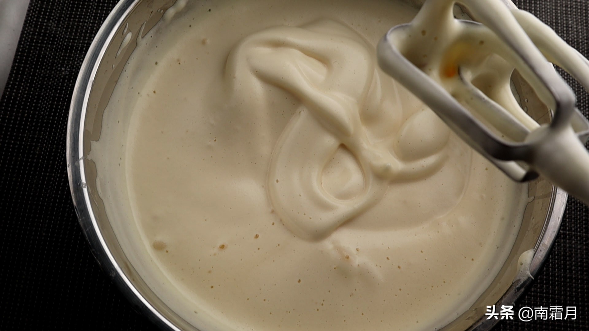 蛋糕蛋黄打发的正确方法,全蛋打发和蛋白打发做蛋糕哪种好