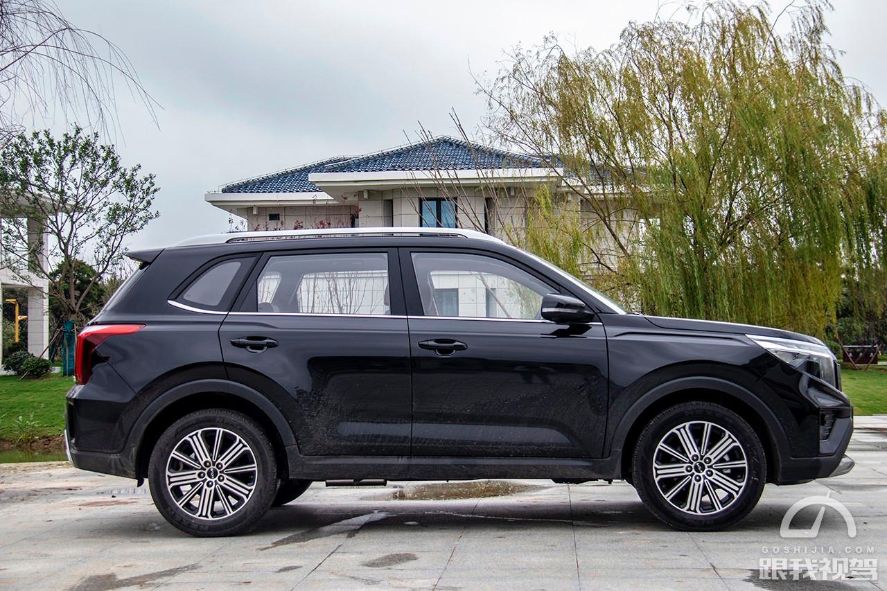 起亚智跑对比荣威rx5plus,起亚智跑对标车型