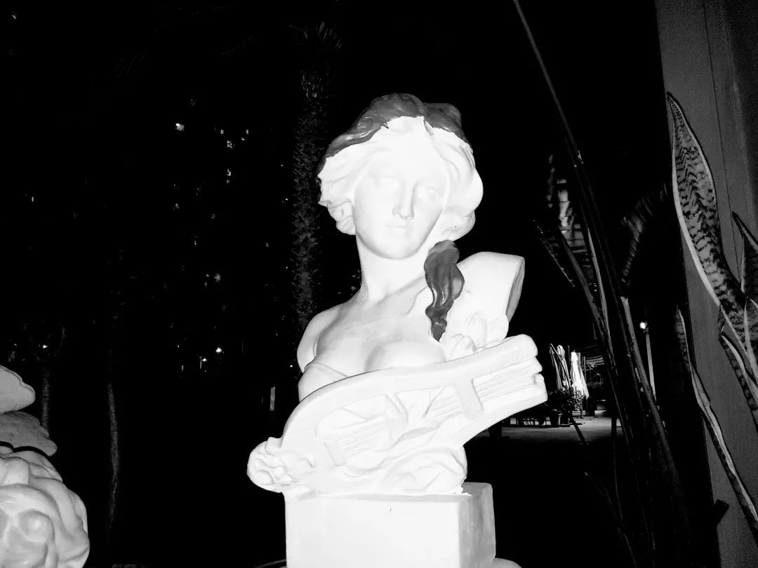 七月念“雀”，意思是七月像小鸟一样飞走了