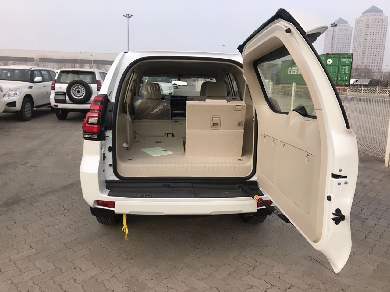 2022款日产途乐对比霸道2700,丰田霸道和日产途乐油耗