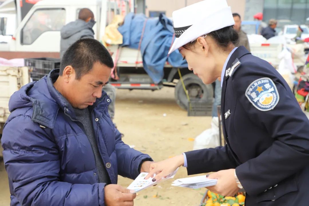 交警走进军营开展交通安全宣传,百万警进千万家交通安全宣传活动