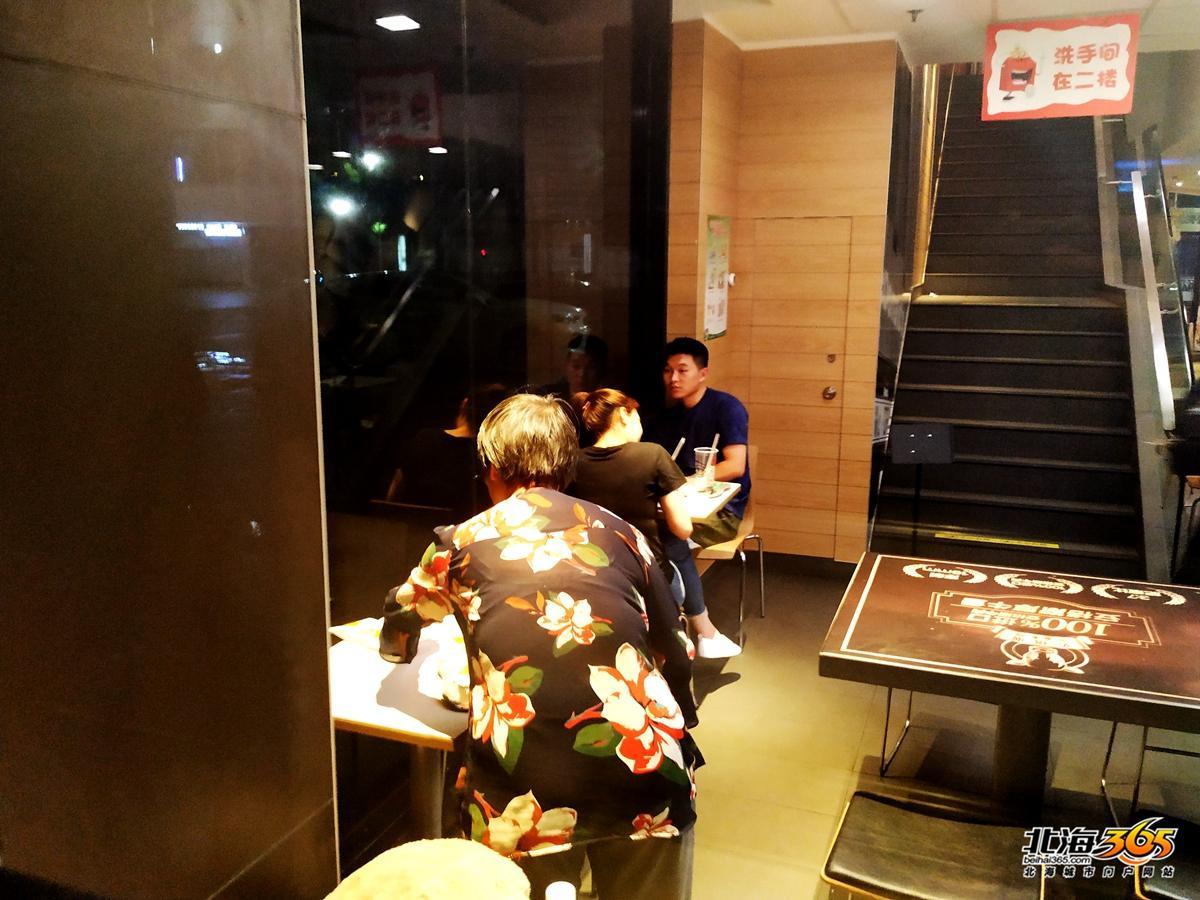 太心酸！深夜我与北海麦当劳“难民”的一次对话