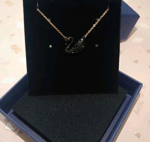 施华洛世奇黑天鹅选金色还是银色,施华洛世奇黑白天鹅正反两戴