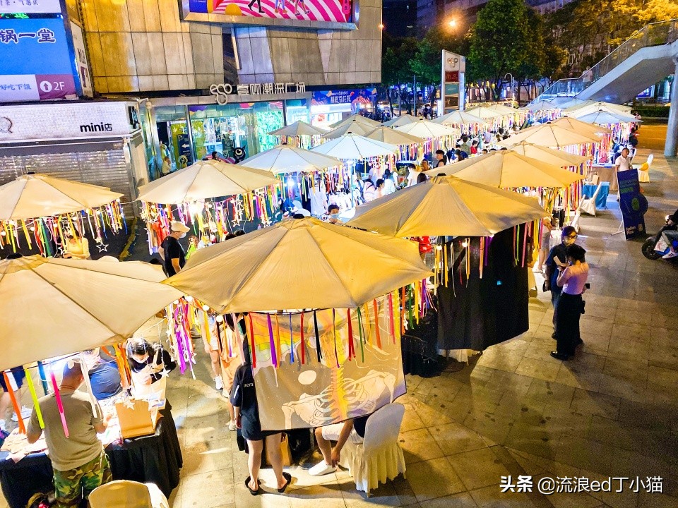 成都春熙路开黑集市,成都春熙路人山人海实拍