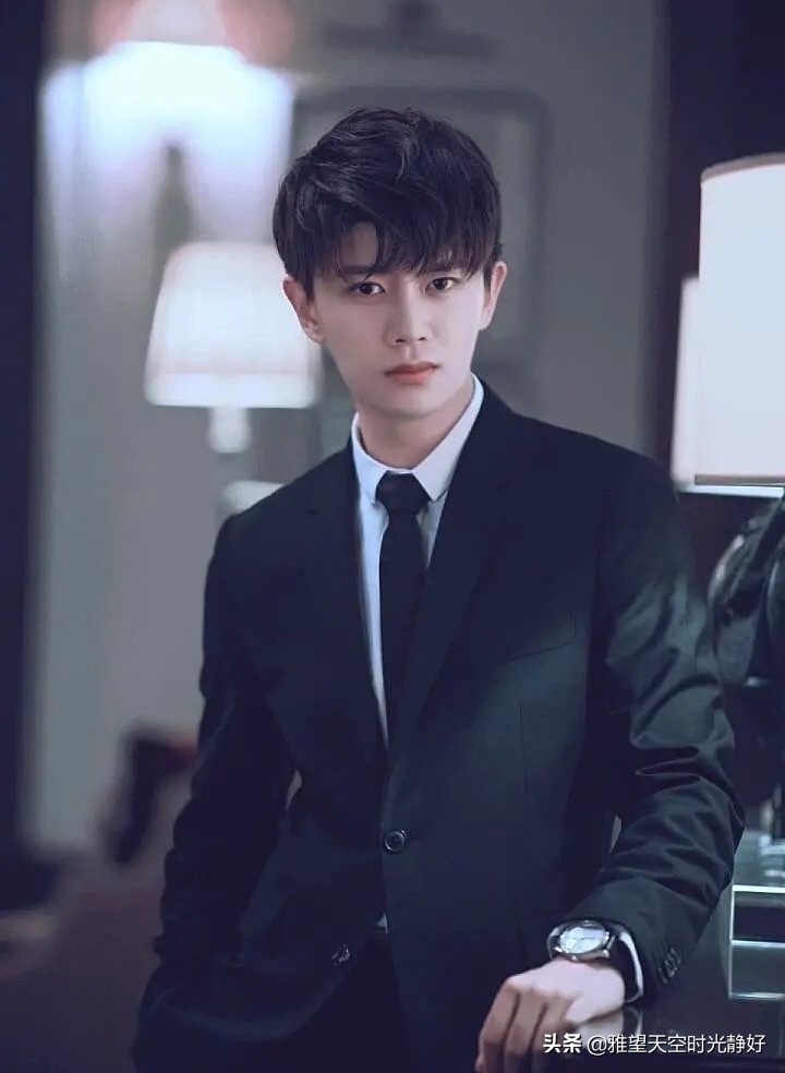 痞帅风男明星壁纸黑色,黑色西装壁纸