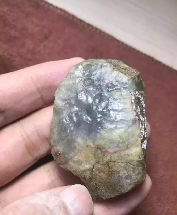 开窗已是满色的翡翠原石,翡翠原石假皮开窗表现图片