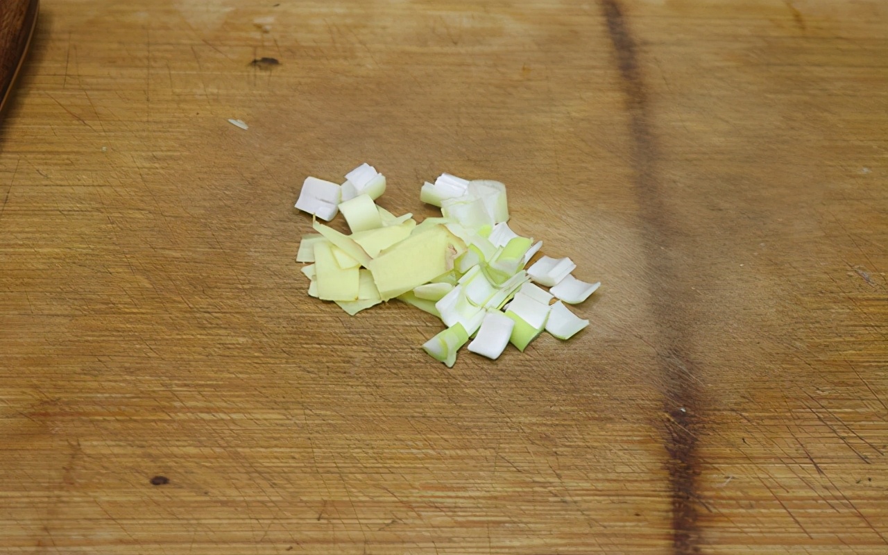 红烧鲫鱼塞肉煎鱼100%不破皮大法,红烧鲫鱼要不要先腌制再去煎鱼