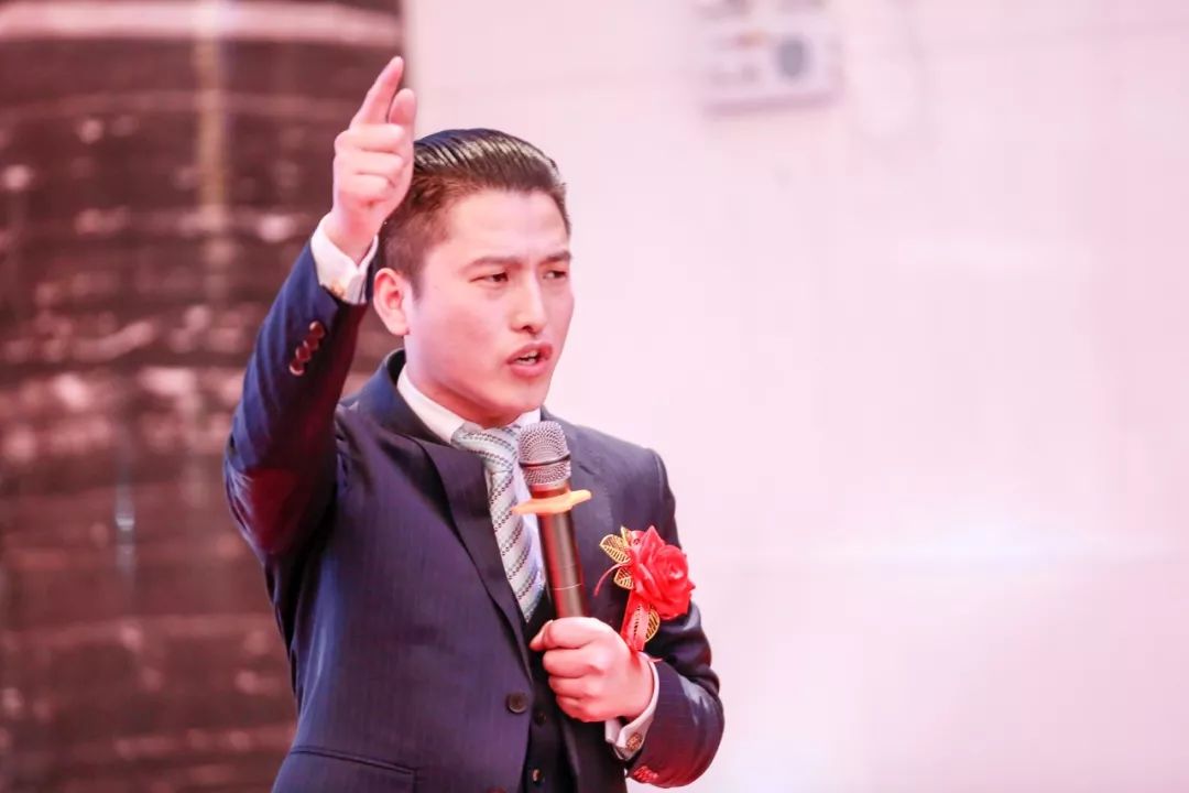 电商江湖打破沉寂：“新物种”爱拍拍隆重发布“竞拍”功能