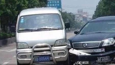 两车碰撞看到车牌笑了,两车相撞后车主相视一笑