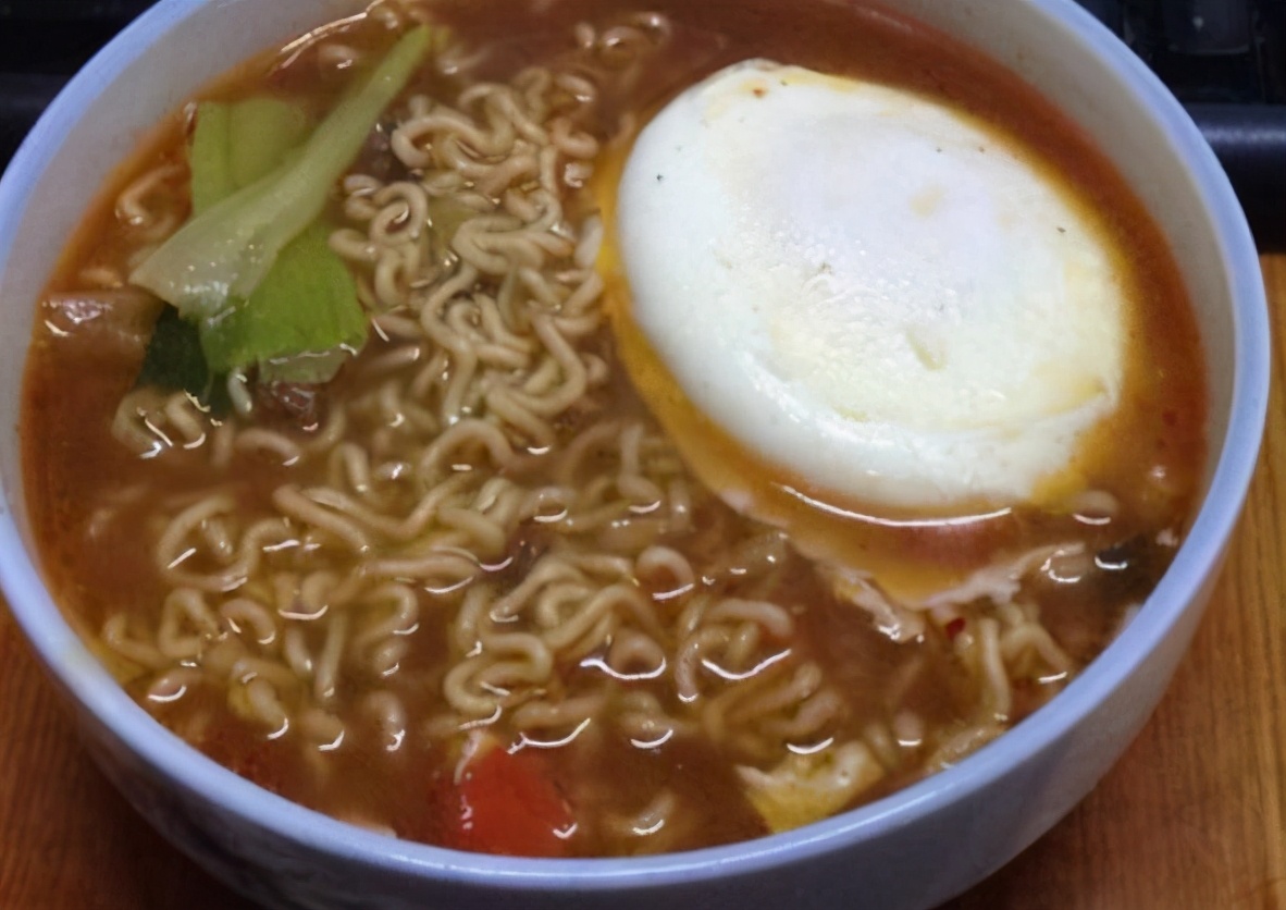 煮方便面鸡蛋直接放进去吗,煮方便面把鸡蛋打散