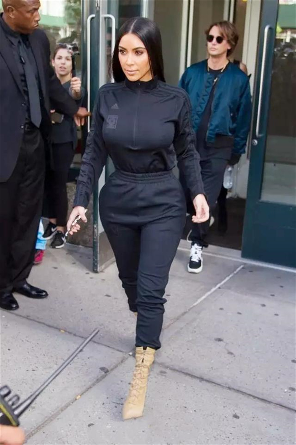 2020年流行的“运动裤”怎么穿？试试用这4款鞋子搭，时髦又显高