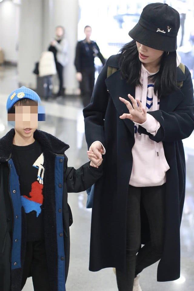 姚晨跟儿子在机场,小土豆呆萌的表情变潮男,这小嘴巴跟妈太像了