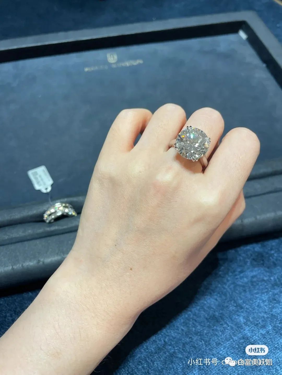 拜佛名媛翻车啦，背景被人扒底朝天