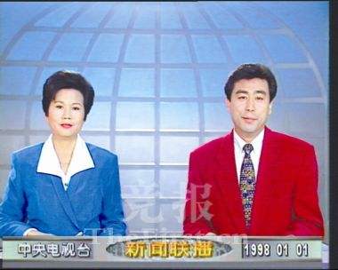 《新闻联播》播音结束后，主持人总会低声聊聊天，他们在聊什么呢