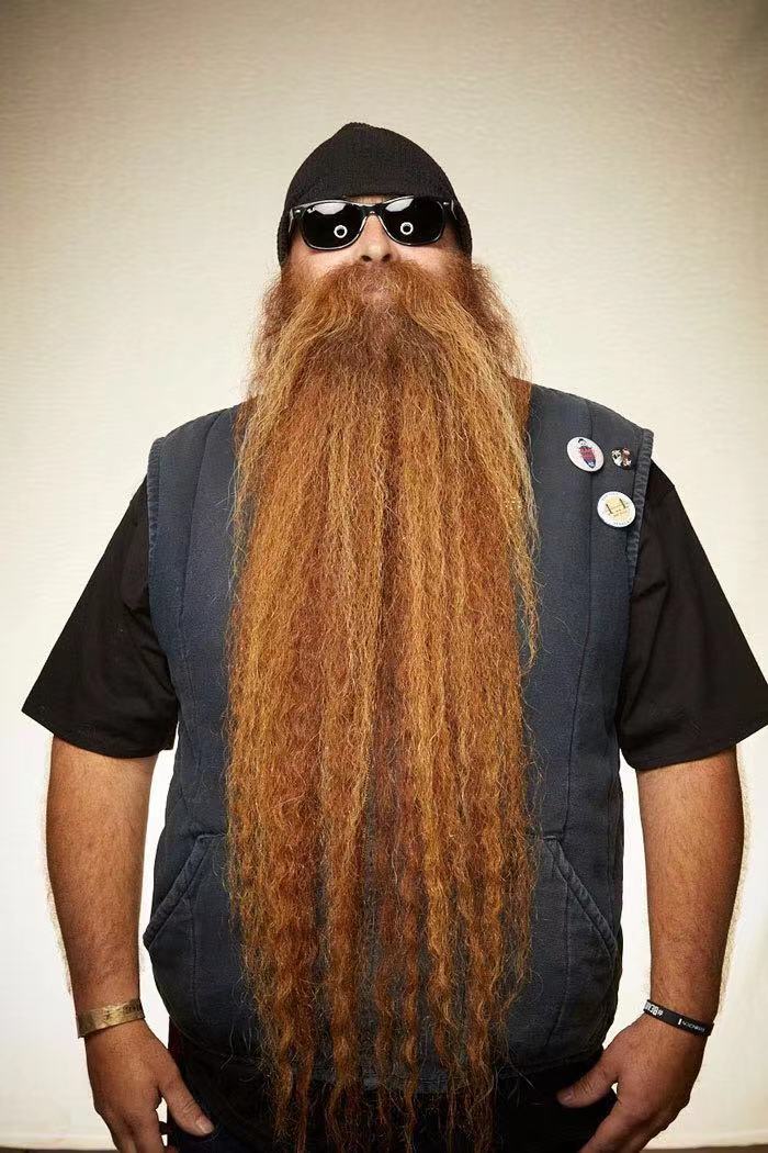 男人给自己化妆打扮成女人,给胡子做造型的人