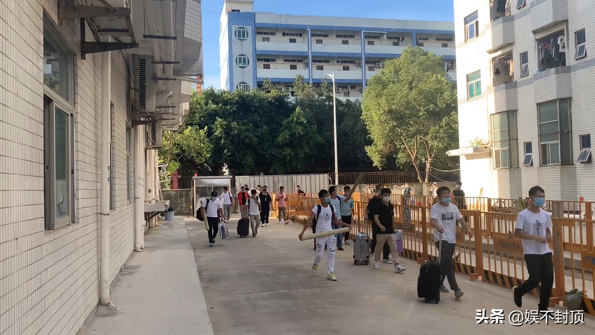 工厂工资8000得加班多少小时,电子厂每天加班10点工资6000