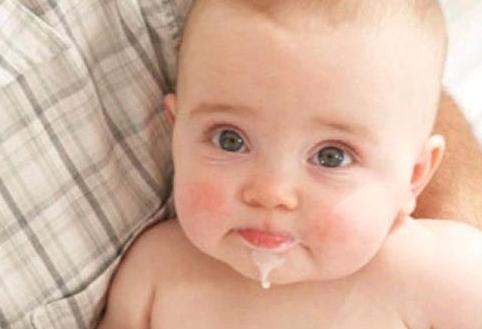 妈，娃睡了，宝宝喝完母乳就睡，奶奶及时查看，救了孩子一命