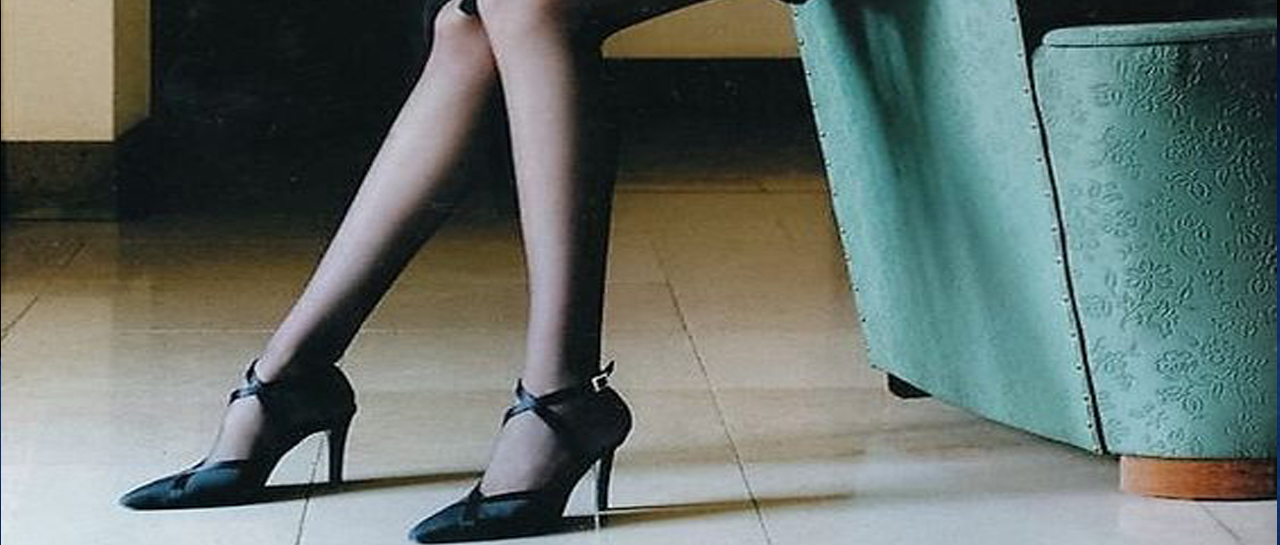 那个卖口红的YSL，教会女孩不色情的穿黑*袜丝**