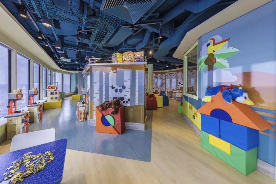 世界梦号内部游览过程 (探索梦号邮轮参观攻略)