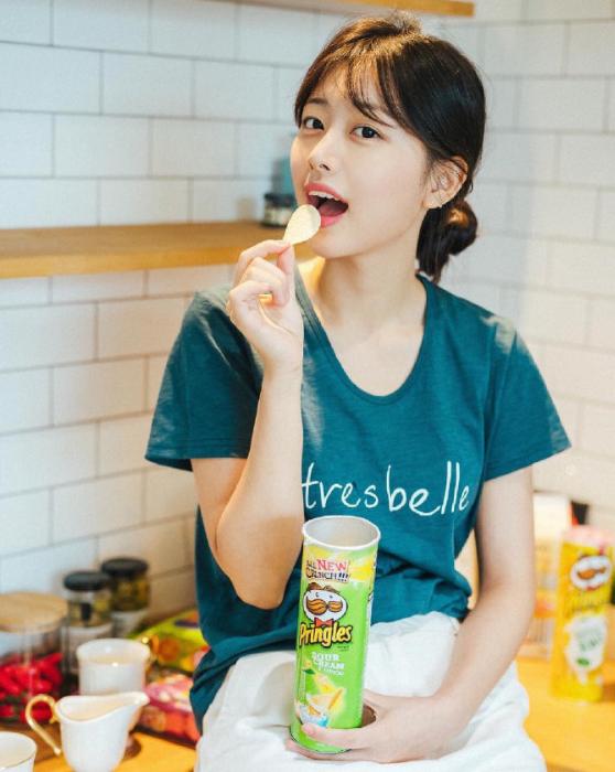 INS上活捉一名氧气少女，脸蛋精致衣品也是一级棒，看一眼就心动