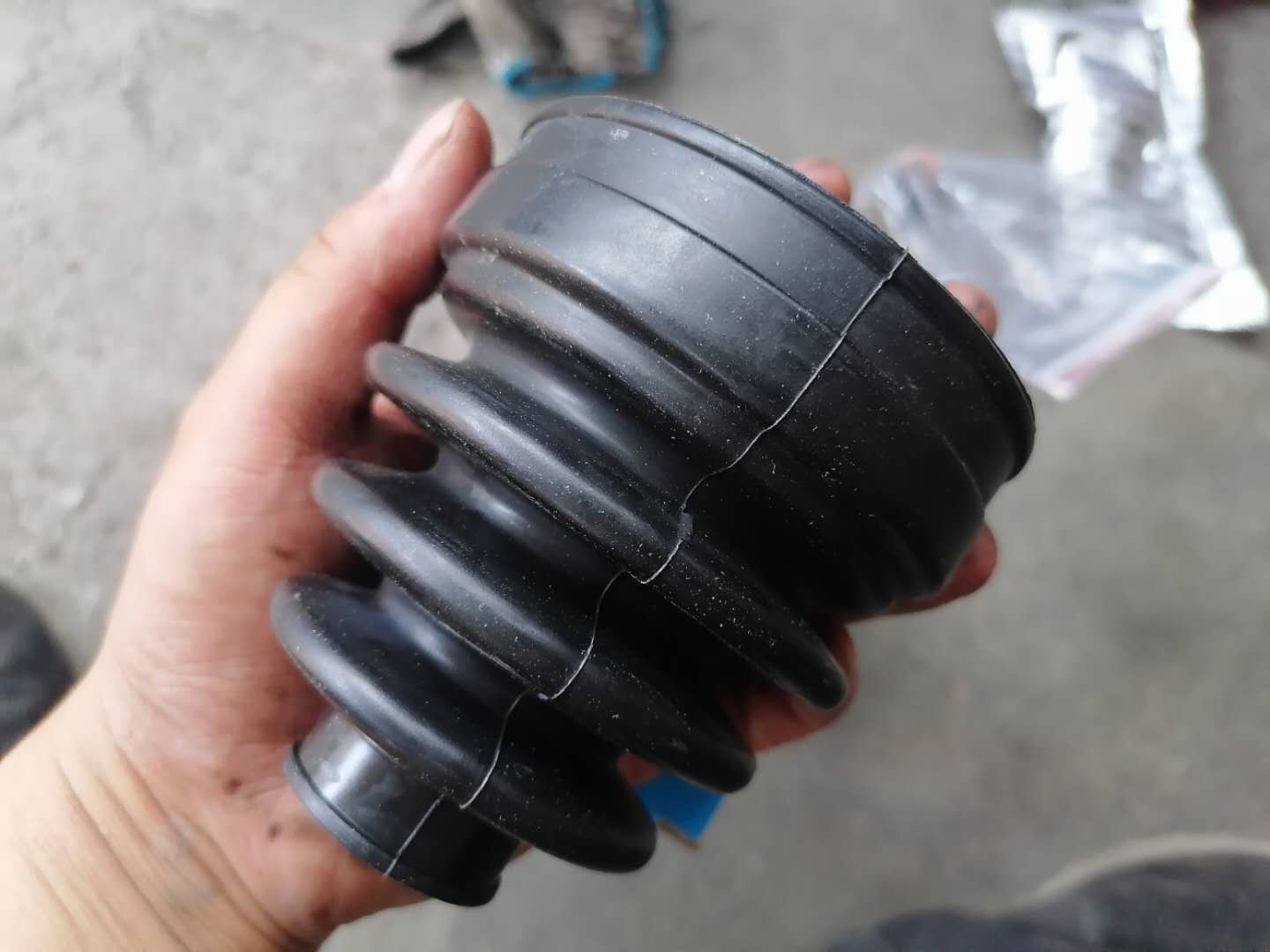 奇骏半轴球笼漏油的后果,奇骏半轴球笼坏了