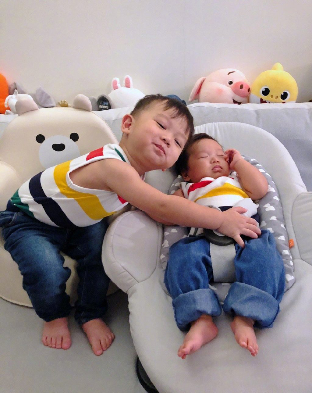 胡杏儿陪三个儿子雨中玩水,胡杏儿晒两儿子萌照