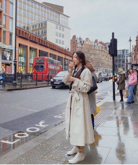 女明星穿风衣怎么搭配,军绿卡其色风衣