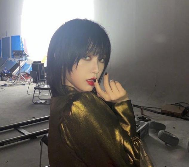 女士头发多又厚适合哪种减龄短发,中年妇女发型短发40-50岁方形脸