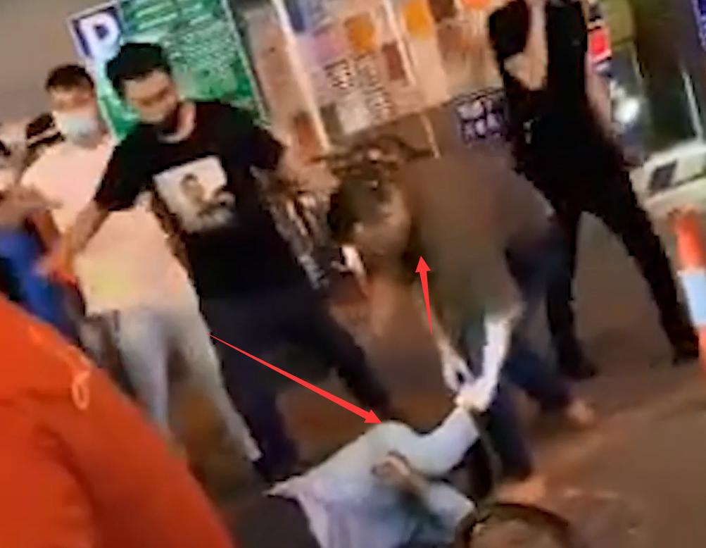 当着民警面踢人一脚,当地回应交警在街边脚踹一男子