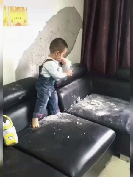 搞笑GIF趣图:是谁?把我的足球换成实心的了?疼啊