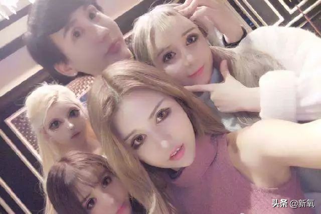 关晓彤黑色芭比造型,关晓彤专属芭比娃娃