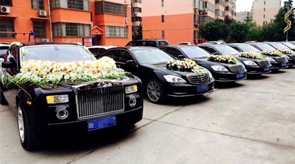 劳斯莱斯出一次婚车得多少钱,劳斯莱斯加长版婚车多少钱