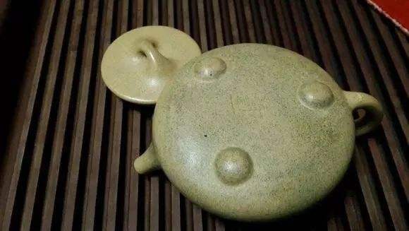 紫砂壶变黑是好还是坏,紫砂壶发白是真的吗