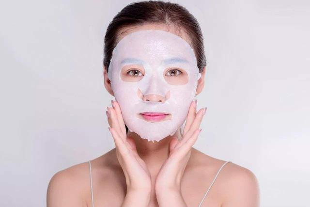 睡前坚持这三件事皮肤会越来越好,女人每晚睡前必做4件事