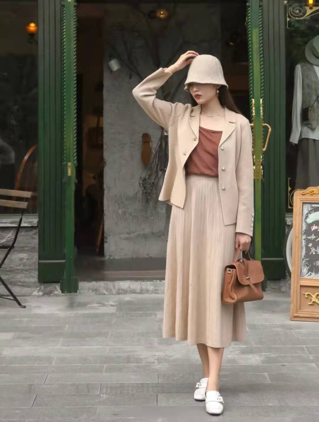 羽绒半身裙配什么上衣外套,秋天半身裙怎么搭配上衣