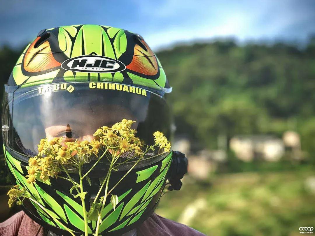 短发超飒小姐姐，玩串儿不贵也精致，骑起车来，帅翻天