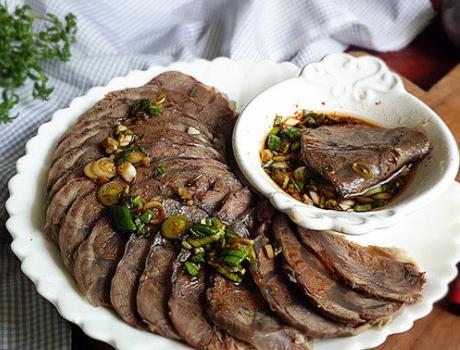 炖牛肉切记不要直接下锅炖,炖牛肉时到底焯水还是直接炖