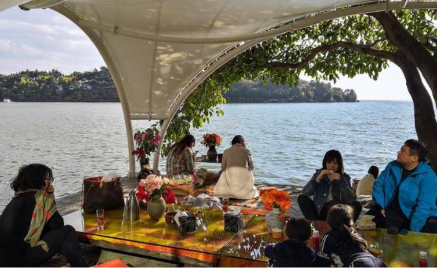 杨丽萍的太阳宫，以前淡季一晚4000元，如今参观要100元买杯咖啡